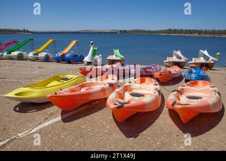 Orellana, Espagne - 4 août 2023 : Costa Dulce de Orellana, plage intérieure unique en Espagne récompensée par le drapeau Bleu, Badajoz, Espagne. Kayaks et pédale Banque D'Images