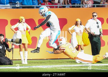 Tampa Bay, Floride, États-Unis, 15 octobre 2023, receveur large des Lions de Détroit Amon-Ra St. Brown #14 saute pour éviter l'attaque au Raymond James Stadium. (Crédit photo : Marty Jean-Louis/Alamy Live News Banque D'Images