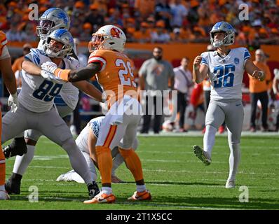 Tampa, États-Unis. 15 octobre 2023. Riley Patterson (36 ans), le kicker de la place des Lions de Détroit, regarde son premier but jouer les Buccaneers de Tampa Bay en première mi-temps au Raymond James Stadium de Tampa, en Floride, le dimanche 15 octobre 2023. Photo de Steve Nesius/UPI crédit : UPI/Alamy Live News Banque D'Images