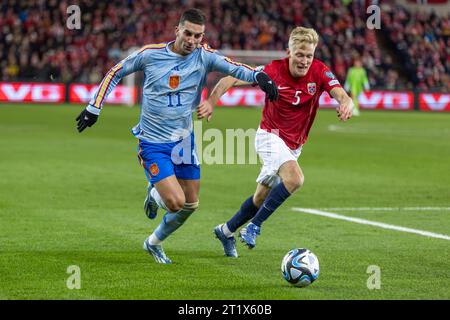 Oslo, Norvège 15 octobre 2023 Ferran Torres d'Espagne et Barcelone fc affrontent Birger Meling de Norvège et Copenhague fc lors du match de qualification du Groupe A entre la Norvège et l'Espagne pour le Championnat d'Europe 2024 de l'UEFA, qui s'est tenu à l'Ullevaal Stadion à Oslo, Norvège crédit : Nigel Waldron/Alamy Live News Banque D'Images
