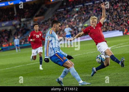 Oslo, Norvège 15 octobre 2023 Birger Meling (Norvège) et Copenhague fc contrôlent le ballon lors du match de qualification du Groupe A pour le Championnat d'Europe 2024 de l'UEFA entre la Norvège et l'Espagne, qui s'est tenu à l'Ullevaal Stadion à Oslo, Norvège crédit : Nigel Waldron/Alamy Live News Banque D'Images