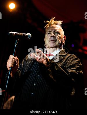 Konzert von public image Ltd im Berliner Metropol Die Londoner Band public image Ltd mit Sänger John Lydon spielte am 15.10.2023 ein Konzert im ausverkauften Berliner Metropol., Berlin Berlin Deutschland Schöneberg *** concert de public image Ltd à Berlin Metropol le groupe londonien public image Ltd avec le chanteur John Lydon a joué le 15 10 2023 un concert au Berlin Metropol, Berlin Berlin Allemagne Schöneberg Credit : Imago/Alamy Live News Banque D'Images