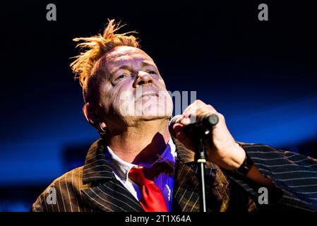 Konzert von public image Ltd im Berliner Metropol Die Londoner Band public image Ltd mit Sänger John Lydon spielte am 15.10.2023 ein Konzert im ausverkauften Berliner Metropol., Berlin Berlin Deutschland Schöneberg *** concert de public image Ltd à Berlin Metropol le groupe londonien public image Ltd avec le chanteur John Lydon a joué le 15 10 2023 un concert au Berlin Metropol, Berlin Berlin Allemagne Schöneberg Credit : Imago/Alamy Live News Banque D'Images