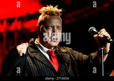 Konzert von public image Ltd im Berliner Metropol Die Londoner Band public image Ltd mit Sänger John Lydon spielte am 15.10.2023 ein Konzert im ausverkauften Berliner Metropol., Berlin Berlin Deutschland Schöneberg *** concert de public image Ltd à Berlin Metropol le groupe londonien public image Ltd avec le chanteur John Lydon a joué le 15 10 2023 un concert au Berlin Metropol, Berlin Berlin Allemagne Schöneberg Credit : Imago/Alamy Live News Banque D'Images