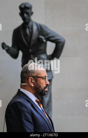 Londres, Royaume-Uni. 15 octobre 2023. James Cleverly, secrétaire d'État aux Affaires étrangères, au Commonwealth et au développement du Royaume-Uni (ministre des Affaires étrangères), à la BBC pour le dimanche matin avec Laura Kuenssberg spectacle, la statue de George Orwell en arrière-plan. Crédit : Imageplotter/Alamy Live News Banque D'Images