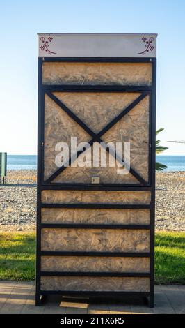 Affaires à l'hôtel en basse saison. Boutique fermée sur le bord de mer. Le concept de crise dans les petites entreprises. Stalle avec collations et boissons. Local bu Banque D'Images