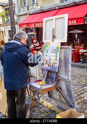 Artiste peignant une image colorée de la basilique du Sacré-cœur sur un chevalet sur la place du Tertre, Montmartre, 18e arrondissement, Paris, France Banque D'Images