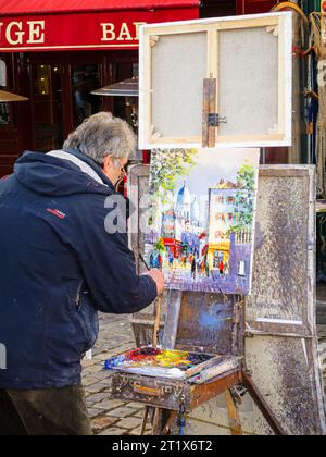 Artiste peignant une image colorée de la basilique du Sacré-cœur sur un chevalet sur la place du Tertre, Montmartre, 18e arrondissement, Paris, France Banque D'Images