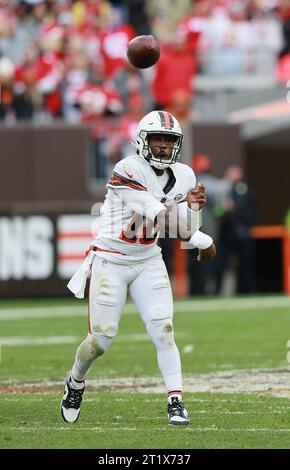 Cleveland, États-Unis. 15 octobre 2023. PJ Walker (10) de Cleveland Brown lance une passe contre les 49ers de San Francisco au troisième quart-temps à Cleveland, Ohio, dimanche 15 octobre 2023. Photo de Aaron Josefczyk/UPI crédit : UPI/Alamy Live News Banque D'Images