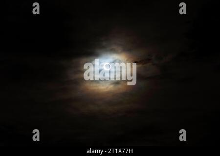 L'éclipse annulaire du 14 octobre 2023 dans le centre de l'Oregon, vue depuis le Newberry Crater National Monument, USA Banque D'Images