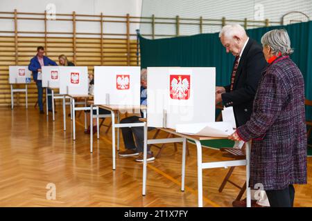 Cracovie, Pologne. 15 octobre 2023. Les gens vérifient leurs bulletins de vote dans un bureau de vote lors des élections législatives polonaises du 15 octobre 2023 à Cracovie, en Pologne. (Image de crédit : © Beata Zawrzel/ZUMA Press Wire) USAGE ÉDITORIAL SEULEMENT! Non destiné à UN USAGE commercial ! Crédit : ZUMA Press, Inc./Alamy Live News Banque D'Images