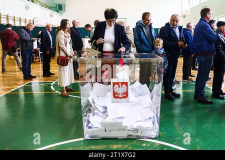 Cracovie, Pologne. 15 octobre 2023. Les gens ont voté pour héritier dans un bureau de vote lors des élections législatives polonaises du 15 octobre 2023 à Cracovie, en Pologne. (Image de crédit : © Beata Zawrzel/ZUMA Press Wire) USAGE ÉDITORIAL SEULEMENT! Non destiné à UN USAGE commercial ! Crédit : ZUMA Press, Inc./Alamy Live News Banque D'Images