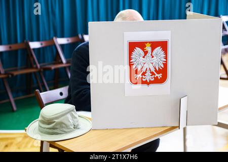 Cracovie, Pologne. 15 octobre 2023. Les gens vérifient leurs bulletins de vote dans un bureau de vote lors des élections législatives polonaises du 15 octobre 2023 à Cracovie, en Pologne. (Image de crédit : © Beata Zawrzel/ZUMA Press Wire) USAGE ÉDITORIAL SEULEMENT! Non destiné à UN USAGE commercial ! Crédit : ZUMA Press, Inc./Alamy Live News Banque D'Images