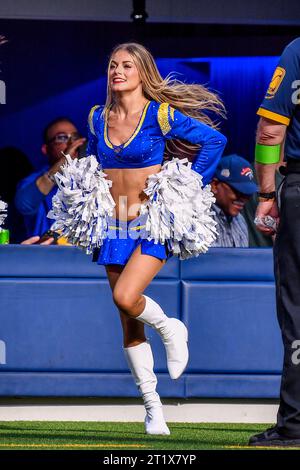 Inglewood, Californie. 15 octobre 2023. Los Angeles Rams Cheerleader joue au quatrième quart-temps lors du match de football de la NFL contre les Arizona Cardinals.crédit photo obligatoire : Louis Lopez/Cal Sport Media/Alamy Live News Banque D'Images