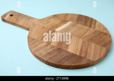 Une planche en bois sur fond bleu clair, closeup Banque D'Images