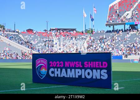 San Diego, Californie, États-Unis. 15 octobre 2023. Le panneau de récompense NWSL Shield Champions est affiché après un match de football NWSL entre le Racing Louisville FC et le San Diego Wave FC au Snapdragon Stadium de San Diego, en Californie. Justin Fine/CSM/Alamy Live News Banque D'Images