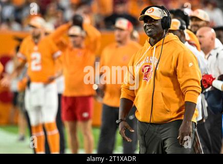 Tampa, États-Unis. 15 octobre 2023. Todd Bowles, entraîneur-chef des Buccaneers de Tampa Bay, observe les dernières secondes d’une défaite 20-6 contre les Lions de Détroit en deuxième mi-temps au Raymond James Stadium de Tampa, en Floride, le dimanche 15 octobre 2023. Photo de Steve Nesius/UPI crédit : UPI/Alamy Live News Banque D'Images