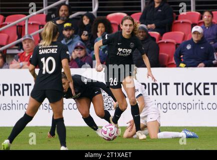 Washington, États-Unis. 15 octobre 2023. WASHINGTON, DC - 15 OCTOBRE : Paige Metayer (26), milieu de terrain du Washington Spirit, avance le ballon lors d'un match NWSL entre le Washington Spirit et le courage de Caroline du Nord, le 15 octobre 2023, à Audi Field, à Washington DC. (Photo de Tony Quinn/SipaUSA) crédit : SIPA USA/Alamy Live News Banque D'Images