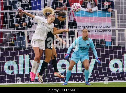 Washington, États-Unis. 15 octobre 2023. WASHINGTON, DC - 15 OCTOBRE : l'attaquant du Washington Spirit Ashley Hatch (33) et l'attaquant du courage de Caroline du Nord Tyler Lussi (14) s'emmêlent devant le but lors d'un match NWSL entre le Washington Spirit et le courage de Caroline du Nord, le 15 octobre 2023, à Audi Field, à Washington DC. (Photo de Tony Quinn/SipaUSA) crédit : SIPA USA/Alamy Live News Banque D'Images