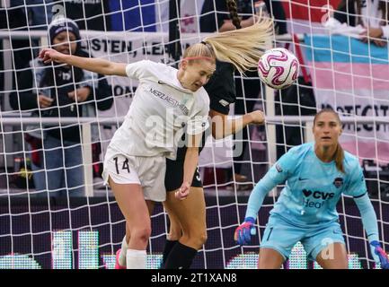 Washington, États-Unis. 15 octobre 2023. WASHINGTON, DC - 15 OCTOBRE : l'attaquant du Washington Spirit Ashley Hatch (33) et l'attaquant du courage de Caroline du Nord Tyler Lussi (14) s'emmêlent devant le but lors d'un match NWSL entre le Washington Spirit et le courage de Caroline du Nord, le 15 octobre 2023, à Audi Field, à Washington DC. (Photo de Tony Quinn/SipaUSA) crédit : SIPA USA/Alamy Live News Banque D'Images