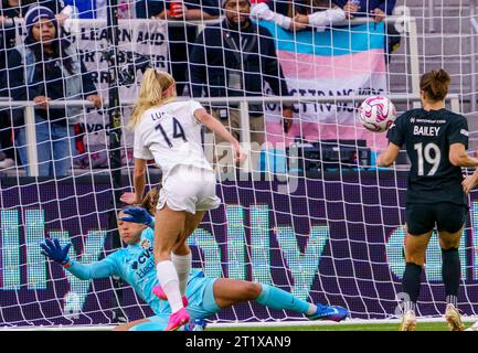 Washington, États-Unis. 15 octobre 2023. WASHINGTON, DC - 15 OCTOBRE : l'attaquant du courage de Caroline du Nord Tyler Lussi (14) marque contre le gardien du Washington Spirit Aubrey Kingsbury (1) lors d'un match NWSL entre le Washington Spirit et le courage de Caroline du Nord, le 15 octobre 2023, à Audi Field, à Washington DC. (Photo de Tony Quinn/SipaUSA) crédit : SIPA USA/Alamy Live News Banque D'Images