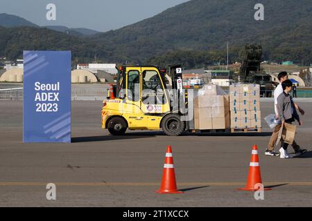 Seongnam, Gyeonggi, Corée du Sud. 16 octobre 2023. Oct 16, 2023-Seongnam, Corée du Sud-les travailleurs préparent l'ouverture de l'exposition à ADEX 2023 (Aerospace Defense Exhibition 2023) à l'aéroport militaire de Séoul, Seongnam, Corée du Sud. La Corée du Sud tiendra une exposition internationale de défense en octobre pour présenter du matériel et des technologies militaires de pointe, ont déclaré lundi les organisateurs, dans le cadre de la poussée de Séoul à devenir un acteur majeur sur le marché mondial de l'armement. Le Seoul International Aerospace & Defense Exhibition (ADEX) de six jours 2023 débutera le Crédit : ZUMA Press, Inc./Alamy Live News Banque D'Images