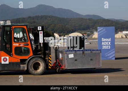 Seongnam, Gyeonggi, Corée du Sud. 16 octobre 2023. Oct 16, 2023-Seongnam, Corée du Sud-les travailleurs préparent l'ouverture de l'exposition à ADEX 2023 (Aerospace Defense Exhibition 2023) à l'aéroport militaire de Séoul, Seongnam, Corée du Sud. La Corée du Sud tiendra une exposition internationale de défense en octobre pour présenter du matériel et des technologies militaires de pointe, ont déclaré lundi les organisateurs, dans le cadre de la poussée de Séoul à devenir un acteur majeur sur le marché mondial de l'armement. Le Seoul International Aerospace & Defense Exhibition (ADEX) de six jours 2023 débutera le Crédit : ZUMA Press, Inc./Alamy Live News Banque D'Images