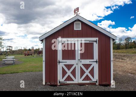 Cabanon en bois blanc sur une ferme Banque D'Images