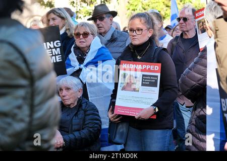 Londres, Royaume-Uni. 15 octobre 2023. Des centaines de personnes assistent à une veillée sur la place du Parlement pour Israël, une semaine après l'attaque du Hamas, appelant au retour en toute sécurité des citoyens enlevés. Crédit : Photographie de onzième heure / Alamy Live News Banque D'Images