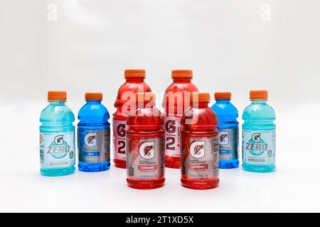 L'hydratation est facilitée par la boisson sportive Gatorade avec électrolytes. Banque D'Images