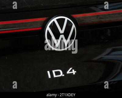 Emblème Volkswagen ID.4 sur une voiture noire. Signe logo VW et icône du véhicule électrique. Marque de l'industrie automobile allemande. Banque D'Images
