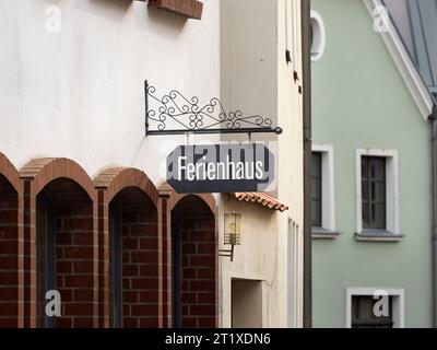 Ferienhaus (maison de vacances) signe sur un bâtiment dans une ville. Une maison et des appartements à louer pour profiter de vacances en Allemagne. Les touristes peuvent réserver un appartement. Banque D'Images