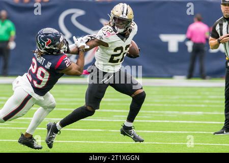 15 octobre 2023 : le receveur large des Saints de la Nouvelle-Orléans Rashid Shaheed (22 ans) les Texans de Houston (29 ans) en portant le ballon lors d'un match entre les Saints de la Nouvelle-Orléans et les Texans de Houston à Houston, Texas. Trask Smith/CSM (image de crédit : © Trask Smith/Cal Sport Media) Banque D'Images