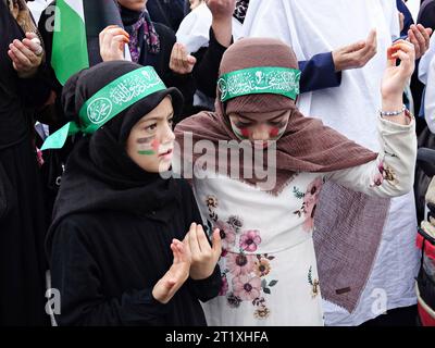 Diyarbakir, Turquie. 15 octobre 2023. Des enfants prient pour les vies perdues à Gaza lors d’un rassemblement en solidarité avec la Palestine sur la place de la gare à Diyarbakir. Israël a protesté lors d'un rassemblement en soutien à l'opération inondation d'Al-Aqsa, organisé par le Parti de la cause libre (HUDA-par) à Diyarbakir, la ville avec la plus grande population kurde de Turquie. Crédit : SOPA Images Limited/Alamy Live News Banque D'Images