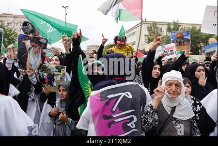 Les manifestants chantent des slogans contre Israël lors d'un rassemblement en solidarité avec la Palestine sur la place de la gare à Diyarbakir. Israël a protesté lors d'un rassemblement en soutien à l'opération inondation d'Al-Aqsa, organisé par le Parti de la cause libre (HUDA-par) à Diyarbakir, la ville avec la plus grande population kurde de Turquie. Des dizaines de milliers de personnes qui ont assisté au rassemblement du Parti islamique kurde HUDA-par à Station Square ont crié des slogans soutenant le mouvement Hamas et arboré des drapeaux palestiniens et des symboles islamiques. Lors du rassemblement, le Coran a été lu, des hymnes palestiniens ont été joués et des prières ont été priées pour Th Banque D'Images