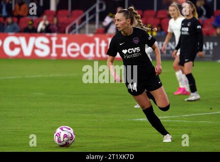 Washington, États-Unis. 15 octobre 2023. WASHINGTON, DC - 15 OCTOBRE : le défenseur du Washington Spirit Gabby Carle (14 ans) monte sur le terrain lors d'un match NWSL entre le Washington Spirit et le courage de Caroline du Nord, le 15 octobre 2023, à Audi Field, à Washington DC. (Photo de Tony Quinn/SipaUSA) crédit : SIPA USA/Alamy Live News Banque D'Images