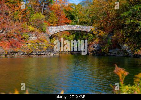 Image d'automne d'un pont sur le lac Beebe à Ithaca NY. Banque D'Images