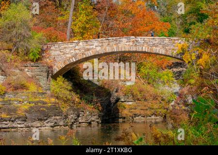 Image d'automne d'un pont sur le lac Beebe à Ithaca NY. Banque D'Images