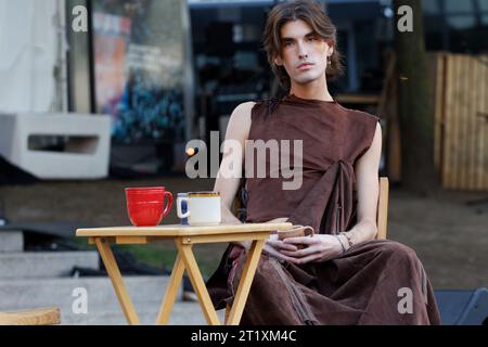 Un mannequin pose sur la fuite au défilé de mode par Danika organisé pendant le festival MAD en . Montréal, Québec, Canada Banque D'Images