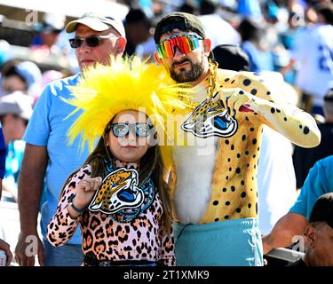 Jacksonville, États-Unis. 15 octobre 2023. Les fans des Jaguars exhibent leurs « couleurs » alors que les Colts affrontent les Jaguars au stade EverBank de Jacksonville, en Floride, le dimanche 15 octobre 2023. Les Jaguars battent Indianapolis 37-20. Photo de Joe Marino/UPI. Crédit : UPI/Alamy Live News Banque D'Images