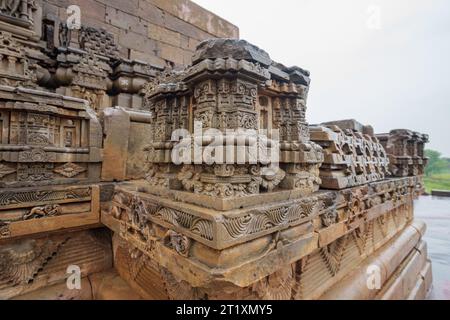 Adjacent au Baori se trouve le temple Harshat Mata magnifiquement sculpté. Chand Baori, c'est l'un des plus grands puits d'escalier du monde. Rajasthan, Inde. Banque D'Images