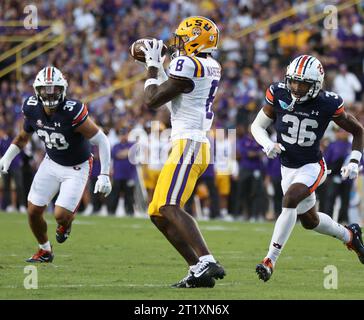 Baton Rouge, LOUISIANE, États-Unis. 14 octobre 2023. Le LSU WR Malik Nabers (8) remporte une passe lors du match de football de la NCAA entre les Tigers d'Auburn et les Tigers de la LSU au Tiger Stadium de Baton Rouge, EN LOUISIANE. Kyle Okita/CSM/Alamy Live News Banque D'Images