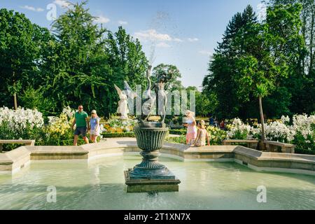 Varsovie, Pologne - 15 juillet 2023. Fontaine près du palais Wilanow à Varsovie, Pologne - un palais royal baroque situé dans le quartier de Wilanów. Banque D'Images