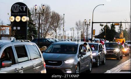 Edmonton, Alberta, Canada. 30 août 2023. Pendant plus d'une heure, des centaines de partisans palestiniens ont bordé Gateway Boulevard avec leurs véhicules en se dirigeant vers le centre-ville lors d'une manifestation contre le conflit israélo-Hamas. (Image de crédit : © Ron Palmer/SOPA Images via ZUMA Press Wire) USAGE ÉDITORIAL SEULEMENT! Non destiné à UN USAGE commercial ! Banque D'Images