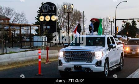 Edmonton, Alberta, Canada. 30 août 2023. Pendant plus d'une heure, des centaines de partisans palestiniens ont bordé Gateway Boulevard avec leurs véhicules en se dirigeant vers le centre-ville lors d'une manifestation contre le conflit israélo-Hamas. (Image de crédit : © Ron Palmer/SOPA Images via ZUMA Press Wire) USAGE ÉDITORIAL SEULEMENT! Non destiné à UN USAGE commercial ! Banque D'Images