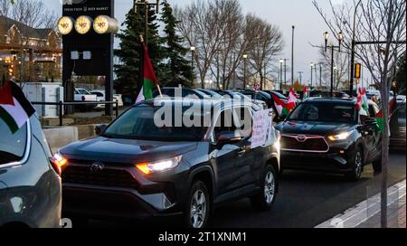 Edmonton, Alberta, Canada. 30 août 2023. Pendant plus d'une heure, des centaines de partisans palestiniens ont bordé Gateway Boulevard avec leurs véhicules en se dirigeant vers le centre-ville lors d'une manifestation contre le conflit israélo-Hamas. (Image de crédit : © Ron Palmer/SOPA Images via ZUMA Press Wire) USAGE ÉDITORIAL SEULEMENT! Non destiné à UN USAGE commercial ! Banque D'Images