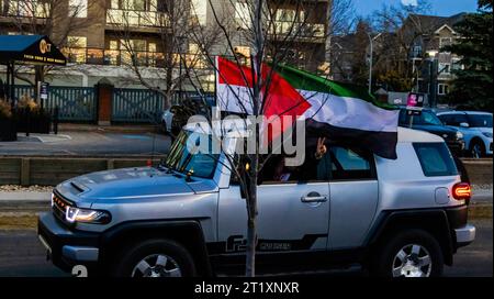 Edmonton, Alberta, Canada. 30 août 2023. Pendant plus d'une heure, des centaines de partisans palestiniens ont bordé Gateway Boulevard avec leurs véhicules en se dirigeant vers le centre-ville lors d'une manifestation contre le conflit israélo-Hamas. (Image de crédit : © Ron Palmer/SOPA Images via ZUMA Press Wire) USAGE ÉDITORIAL SEULEMENT! Non destiné à UN USAGE commercial ! Banque D'Images