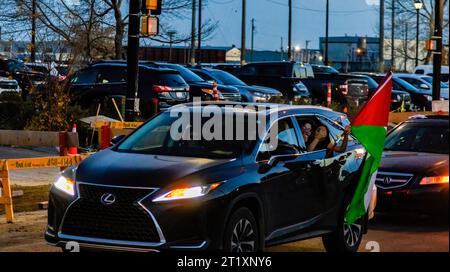 Edmonton, Alberta, Canada. 30 août 2023. Pendant plus d'une heure, des centaines de partisans palestiniens ont bordé Gateway Boulevard avec leurs véhicules en se dirigeant vers le centre-ville lors d'une manifestation contre le conflit israélo-Hamas. (Image de crédit : © Ron Palmer/SOPA Images via ZUMA Press Wire) USAGE ÉDITORIAL SEULEMENT! Non destiné à UN USAGE commercial ! Banque D'Images