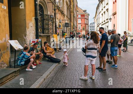 Varsovie, Pologne - 16 juillet 2023. La rue Swietojanska est dans la vieille ville et à une extrémité se connecte à la place de la vieille ville, puis à la place du château. Cette rue W Banque D'Images