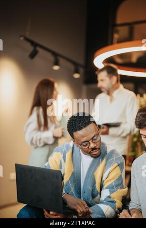 Professionnels multiraciaux discutant des données du marché dans l'espace de co-travail moderne du centre-ville Banque D'Images